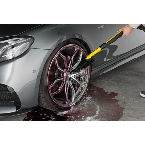 Alkalmazás: A Kärcher Premium RM 667 felnitisztító kefével tisztítja a felnit.