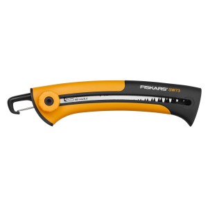 Fiskars Xtract SW73 kézi fűrész durva fogazással, narancs-fekete nyéllel és visszahúzható pengével.