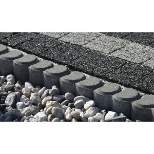 Szürke beton t.b.t. szegélykő kavicsággyal, a térkövekhez illeszkedve.