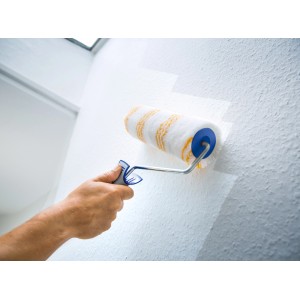 LUX TOOLS durva festőhenger 26 cm fal festése közben. Alkalmas strukturált felületekre.
