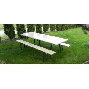 Összecsukható sörsátor garnitúra széles (70 cm) asztallal a kertben.