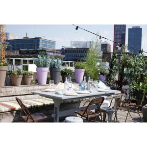 Különböző Elho Loft Urban virágcserepek antracit és más színekben egy tetőteraszán.