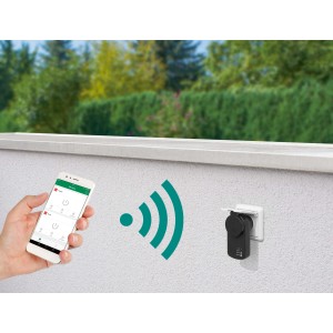 Fekete WiFi csatlakozó védőérintkezővel, okostelefonról vezérelhető, otthoni automatizáláshoz.