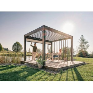 Biohort Pergola sötétszürke/ezüst metál színben, emberekkel a fa teraszon a kertben.