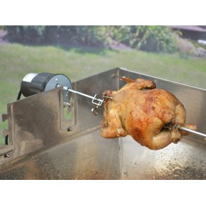 Grillszár csirkével és motorral az egyenletes sütéshez, grillszerszám.