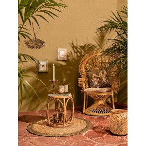Safari Lodge MDF képkeret fonott dizájnnal, 10x15 cm, asztalon rattan szék mellett.