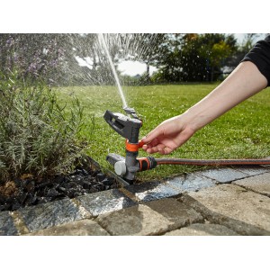 Gardena Comfort esőztető öntözi a gyepet. Impulzus, kör és szektor esőztető használatban.