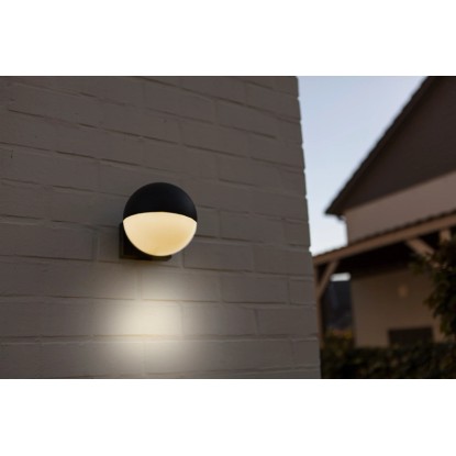 Modern LED kültéri fali lámpa, gömb alakú, fekete/fehér, hangulatos világításhoz.