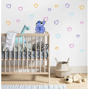 Komar Stitch Artist falmatricák színes szívekkel, mint fali dekoráció a gyerekszobában.