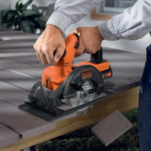 Black+Decker BDCCS18 akkus körfűrész fa vágás közben, 18V, 140mm-es fűrészlap.