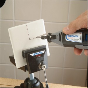 Dremel 562 spirálmaró kerámia csempét mar, satuval rögzítve.