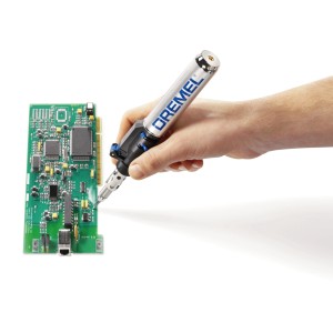 Dremel 2000 JA 6 az 1-ben gázforrasztó egy áramköri lap forrasztásakor.