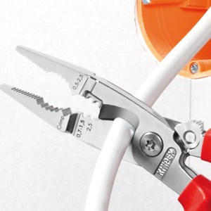 Knipex 200 mm-es elektromos szerelőfogó kábelcsupaszítás közben egy süllyesztett doboz előtt.