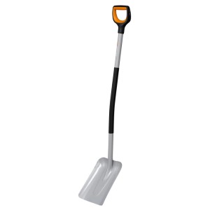 Fiskars Xact lapát föld, homok és hó emeléséhez D-fogantyúval és ergonomikus kialakítással.