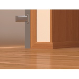 Fehér műanyag szegélyléc (20x20 mm) padlóburkolatként bemutatva egy ajtónál.