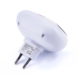 Swissinno ultrahangos rágcsálóriasztó, fehér elektronikus egérfogó dugóval.