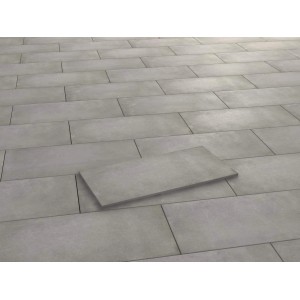 Szürke, cement hatású, 50x100 cm-es porcelán kerámia teraszlapok lerakva.