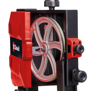 Közelkép a piros Einhell TC-SB 200/1 szalagfűrészről fűrészlappal és beállító kerekekkel.