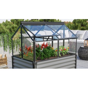 Vitavia Gaia Jumbo üvegház, fekete keret, növényekkel beültetve. Ideális kertbe és teraszra.