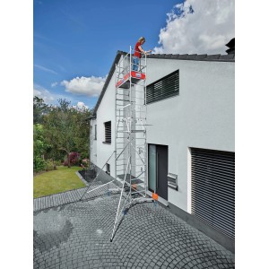 Krause Monto ClimTec alumínium állvány második bővítéssel házfal előtt. Személy a felső platformon.