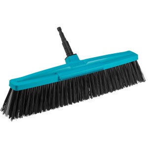 Gardena Combisystem utcai seprű kék tartóval és fekete sörtékkel.