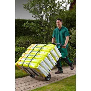 Wolfcraft TS 1500 összecsukható talicska virágfölddel megrakva, egy férfival.