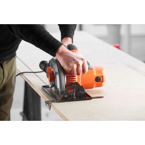 Black+Decker CS1550 kézi körfűrész fa vágás közben.