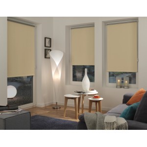 Gardinia EasyFix Thermo roló, 90x210 cm, Natúr, nappaliban kanapéval és ablakokkal.