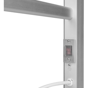 Közelkép: Ezüstszínű Olpe elektromos törölközőszárító (150W) kapcsolóval és kábellel.