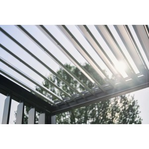 Kvarcszürke metál Biohort pergola, nyitott lamellák, alulról az ég felé nézve.