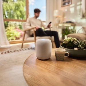 Gardena Smart Water Control átjáróval az asztalon, az okos kert öntözéséhez.