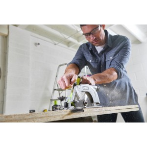 Ryobi R18CS-0 akkus körfűrész fa vágás közben. 18V fűrész 165 mm-es fűrészlappal.