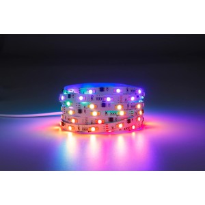 Feltekert Eglo LED szalag RGBIC 5m színes fényeffektusokkal. Okos világítás hangulatos megvilágításhoz.