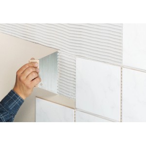 LUX Classic fogazott glettvas 6x6 mm csemperagasztót visz fel a falra.