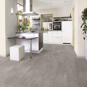 Világos szoba Kaindl Masterflor Aqualine laminált padlóval, Beton Art mintázattal, vízálló és modern.