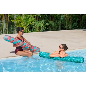 Bestway Splashin' Style úszónudli textil huzattal használat közben a medencében, különböző minták.