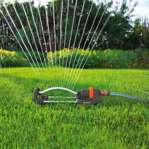 Gardena Aqua S 220 esőztető: Négyszögletes esőztető a gyep precíz és egyenletes öntözéséhez.
