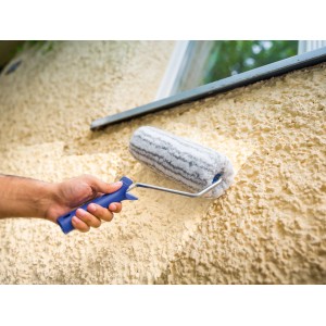 LUX-TOOLS festőhenger (25 cm) használat közben egy texturált falon.