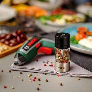 Bosch IXO 7 akkus csavarhúzó készlet fűszermaró feltéttel megterített asztalon.