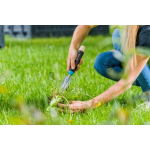 GARDENA EcoLine gyomkiszedő használat közben gyomlál a kertben.