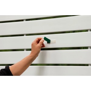 Tesa Powerbond kültéri szerelőszalag (1,5 m x 19 mm) felhelyezése fehér kerítésre.
