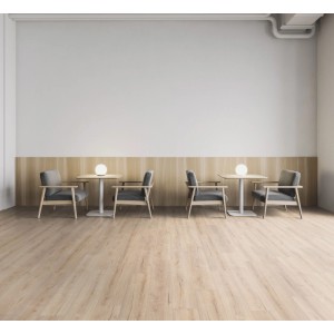 Lerakott Kaindl Poseidon laminált padló Hawai Oak (7 mm), vízálló, világos fa hatású a szobában.