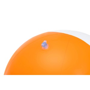 Közelkép: Narancs-fehér Bestway Tie-Dye Twist strandlabda, 46 cm, szeleppel.