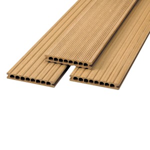WPC teraszburkolat Artwood Lightoak, világosbarna deszkák barázdált felülettel és üreges kamrákkal.