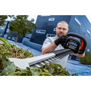 Bosch Professional GHE 18V-50 akkus sövényvágó használat közben, sövényvágás.