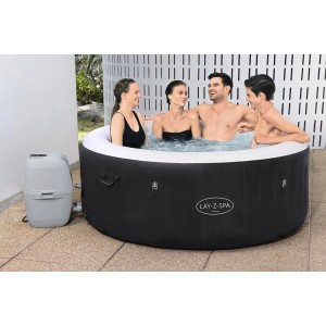 Bestway Lay-Z-Spa Miami AirJet felfújható pezsgőfürdő, Ø 180 cm, 4 emberrel a kertben.