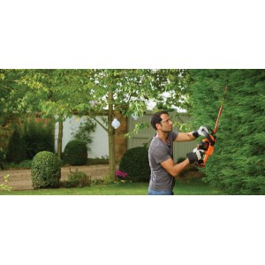 Férfi sövényt vág Black+Decker GTC18452PCB akkus sövényvágóval. 18V, 45 cm pengehossz.