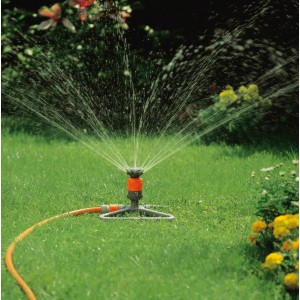 Gardena Comfort Vario körforgó öntöző szánon a kert öntözéséhez.