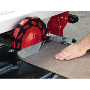 Einhell 200 mm-es gyémánt vágótárcsa csempevágás közben.