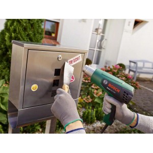 Bosch EasyHeat 500 hőlégfúvó egy matricát távolít el egy postaládáról.